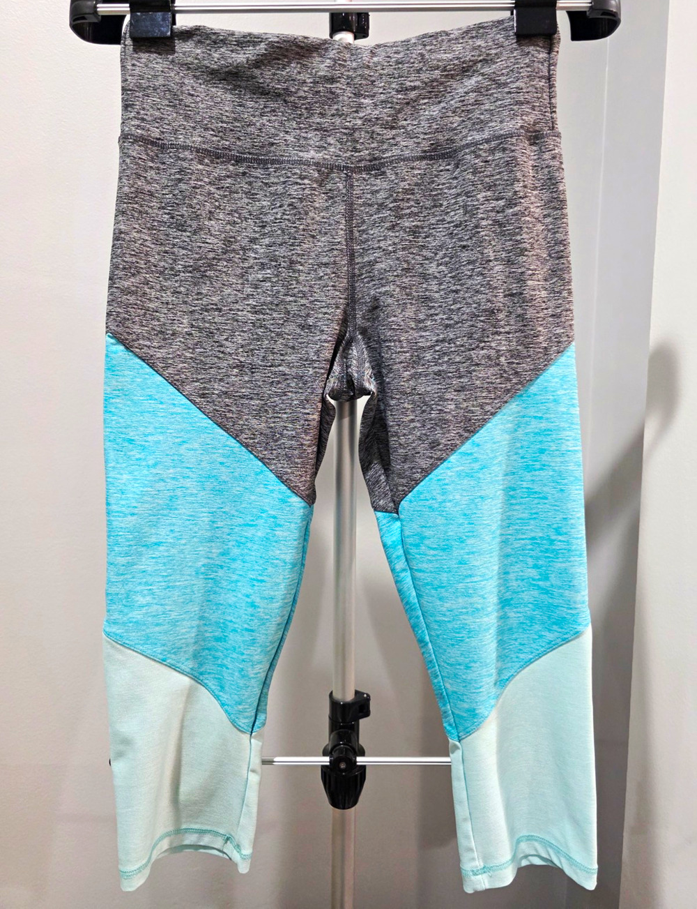Athletic Works DriWorks Colorblock Mid-High Rise Capri Leggings Size Small
